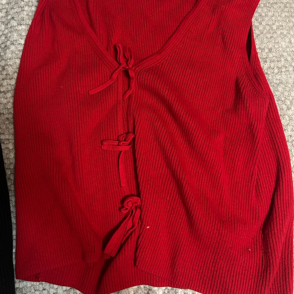 Black and Red Sleeveless Tops - Picture 2 of 3